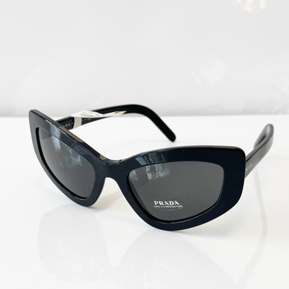 Authentic Prada  Cat Eye Sunglasses SPR 11V Black w Case